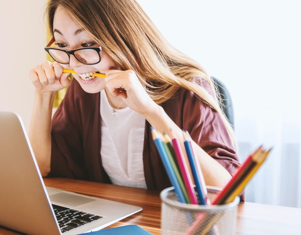 femme qui a de la difficulté avec un ordinateur